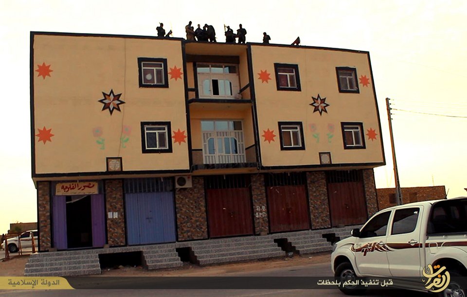 Εικόνες-σοκ: Τζιχαντιστές πετούν ομοφυλόφιλο από την ταράτσα διώροφου κτιρίου [εικόνες] | iefimerida.gr 5