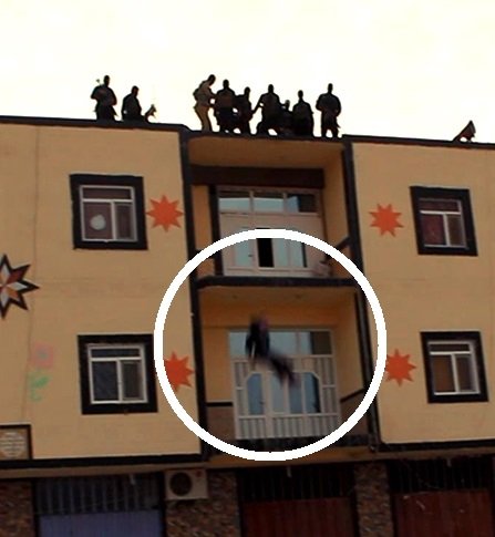 Εικόνες-σοκ: Τζιχαντιστές πετούν ομοφυλόφιλο από την ταράτσα διώροφου κτιρίου [εικόνες] | iefimerida.gr 1