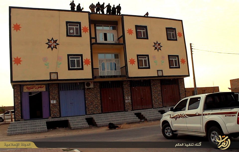 Εικόνες-σοκ: Τζιχαντιστές πετούν ομοφυλόφιλο από την ταράτσα διώροφου κτιρίου [εικόνες] | iefimerida.gr 7