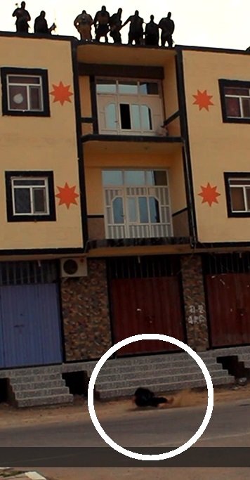 Εικόνες-σοκ: Τζιχαντιστές πετούν ομοφυλόφιλο από την ταράτσα διώροφου κτιρίου [εικόνες] | iefimerida.gr 2