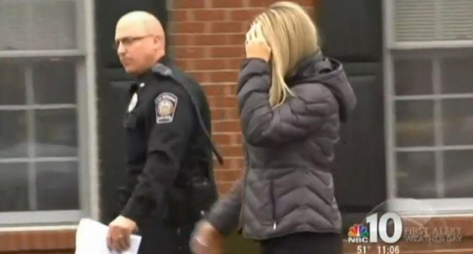 Ασυγκράτητη μητέρα: 42χρονη συνελήφθη ενώ έκανε σεξ στο πάρκο με 17χρονο φίλο της κόρης της [εικόνες & βίντεο] | iefimerida.gr 0