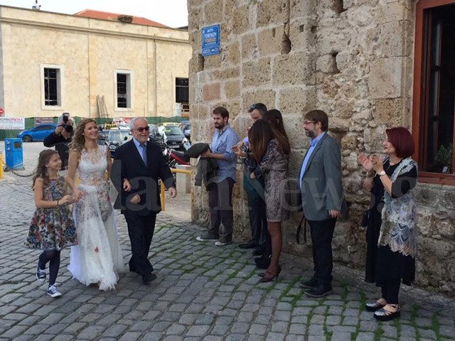 Ο γάμος της κληρονόμου της Apivita στα Χανιά -Η στιγμή που η νύφη πήρε την κιθάρα της και άρχισε να τραγουδά [εικόνες & βίντεο] | iefimerida.gr 0