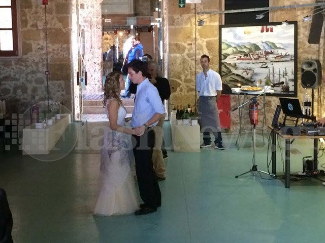 Ο γάμος της κληρονόμου της Apivita στα Χανιά -Η στιγμή που η νύφη πήρε την κιθάρα της και άρχισε να τραγουδά [εικόνες & βίντεο] | iefimerida.gr 9