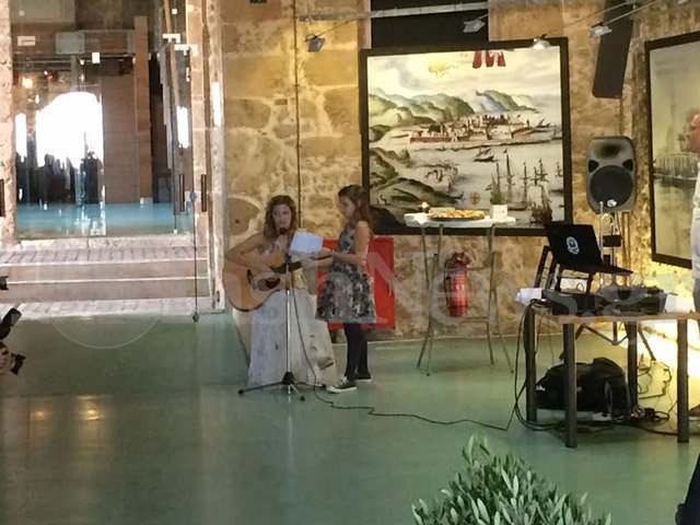 Ο γάμος της κληρονόμου της Apivita στα Χανιά -Η στιγμή που η νύφη πήρε την κιθάρα της και άρχισε να τραγουδά [εικόνες & βίντεο] | iefimerida.gr 10