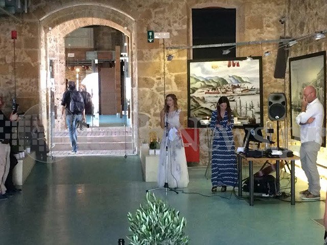 Ο γάμος της κληρονόμου της Apivita στα Χανιά -Η στιγμή που η νύφη πήρε την κιθάρα της και άρχισε να τραγουδά [εικόνες & βίντεο] | iefimerida.gr 11