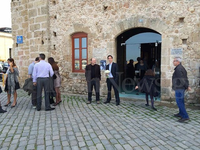 Ο γάμος της κληρονόμου της Apivita στα Χανιά -Η στιγμή που η νύφη πήρε την κιθάρα της και άρχισε να τραγουδά [εικόνες & βίντεο] | iefimerida.gr 1