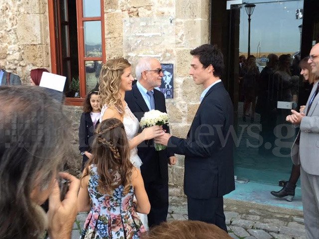 Ο γάμος της κληρονόμου της Apivita στα Χανιά -Η στιγμή που η νύφη πήρε την κιθάρα της και άρχισε να τραγουδά [εικόνες & βίντεο] | iefimerida.gr 2