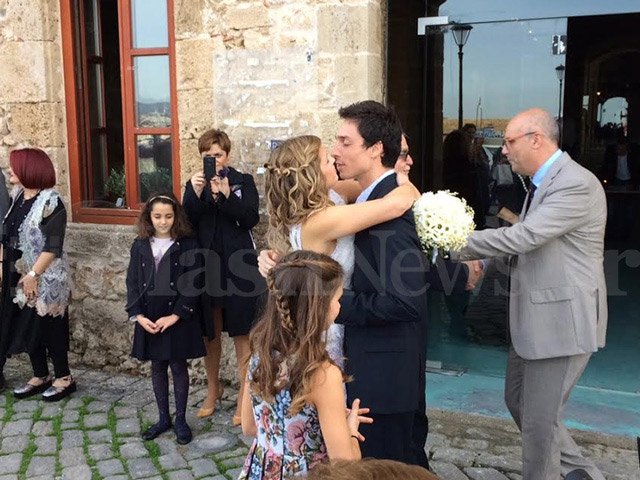 Ο γάμος της κληρονόμου της Apivita στα Χανιά -Η στιγμή που η νύφη πήρε την κιθάρα της και άρχισε να τραγουδά [εικόνες & βίντεο] | iefimerida.gr 3