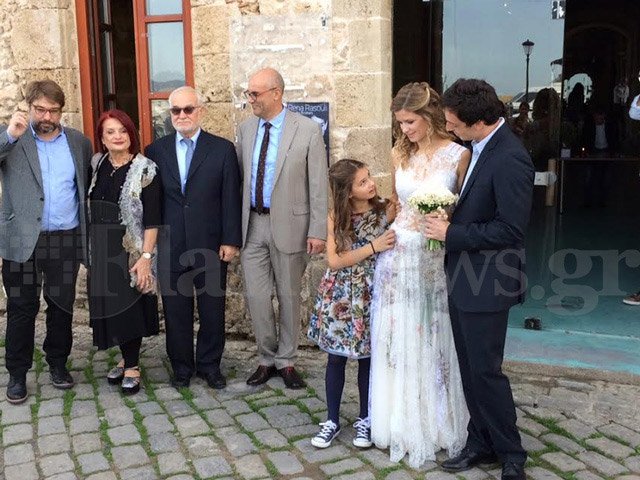 Ο γάμος της κληρονόμου της Apivita στα Χανιά -Η στιγμή που η νύφη πήρε την κιθάρα της και άρχισε να τραγουδά [εικόνες & βίντεο] | iefimerida.gr 4