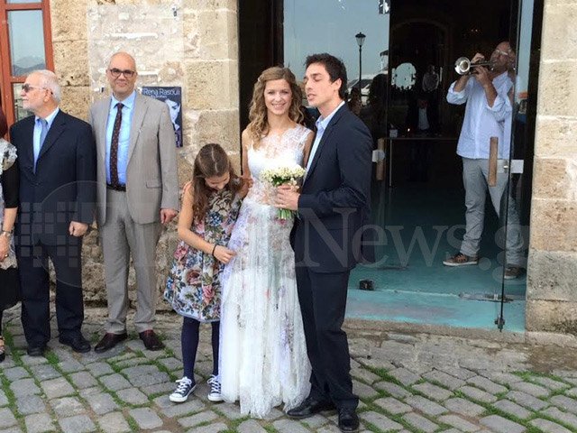 Ο γάμος της κληρονόμου της Apivita στα Χανιά -Η στιγμή που η νύφη πήρε την κιθάρα της και άρχισε να τραγουδά [εικόνες & βίντεο] | iefimerida.gr 5