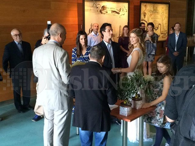 Ο γάμος της κληρονόμου της Apivita στα Χανιά -Η στιγμή που η νύφη πήρε την κιθάρα της και άρχισε να τραγουδά [εικόνες & βίντεο] | iefimerida.gr 6