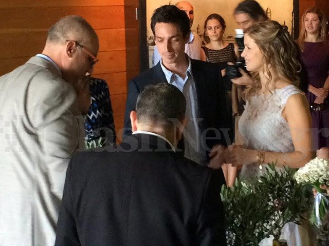 Ο γάμος της κληρονόμου της Apivita στα Χανιά -Η στιγμή που η νύφη πήρε την κιθάρα της και άρχισε να τραγουδά [εικόνες & βίντεο] | iefimerida.gr 7