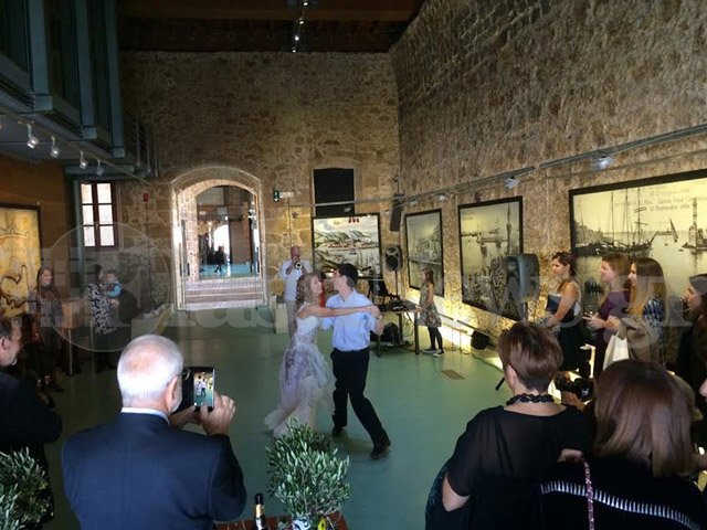 Ο γάμος της κληρονόμου της Apivita στα Χανιά -Η στιγμή που η νύφη πήρε την κιθάρα της και άρχισε να τραγουδά [εικόνες & βίντεο] | iefimerida.gr 8