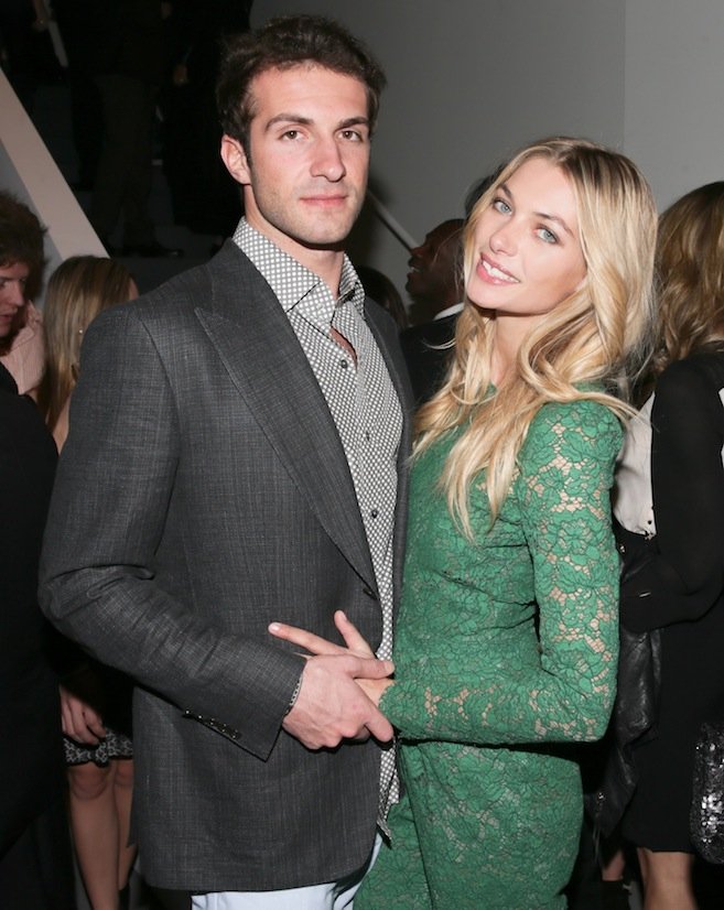 Το κορίτσι του Σταύρου Νιάρχου χορεύει με μαύρα εσώρουχα και γόβες στιλέτο [βίντεο] | iefimerida.gr 4