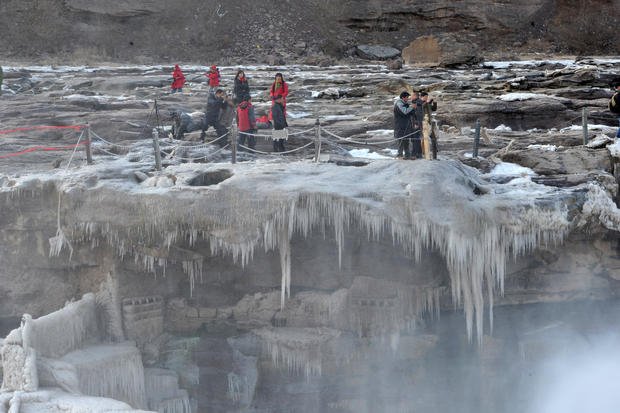 Απίστευτο θέαμα: Πάγωσε καταρράκτης στον Κίτρινο Ποταμό της Κίνας [εικόνες & βίντεο] | iefimerida.gr 0