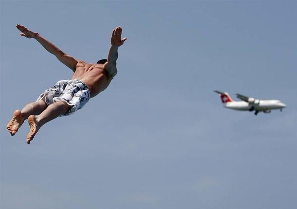 Ιπτάμενοι αναρχικοί: Οι μολότοφ στις ταράτσες των Εξαρχείων που έγιναν viral [εικόνες] | iefimerida.gr 3