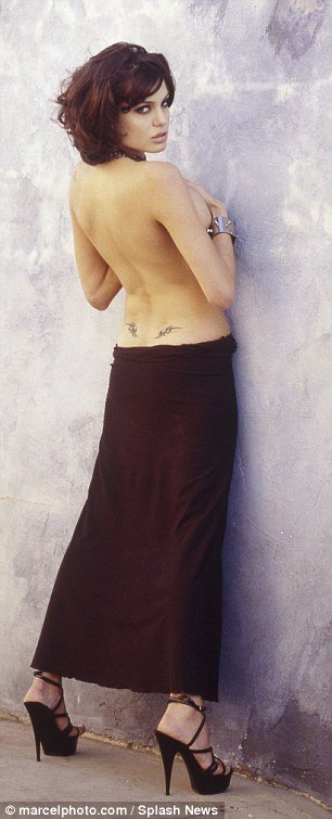 Η Τζολί στα 19 της, γυμνή [εικόνες] | iefimerida.gr 5