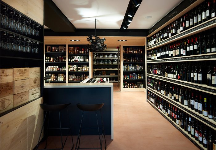 Η κάβα που σε ταξιδεύει σε κάθε γωνιά της Ελλάδας -Ο μαγικός κόσμος του «Mr Vertigo» στο Κολωνάκι [εικόνες] | iefimerida.gr 0