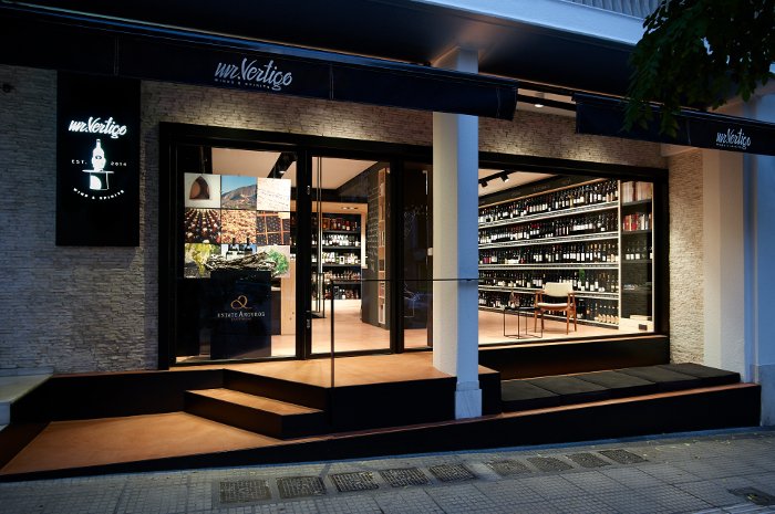 Η κάβα που σε ταξιδεύει σε κάθε γωνιά της Ελλάδας -Ο μαγικός κόσμος του «Mr Vertigo» στο Κολωνάκι [εικόνες] | iefimerida.gr 1