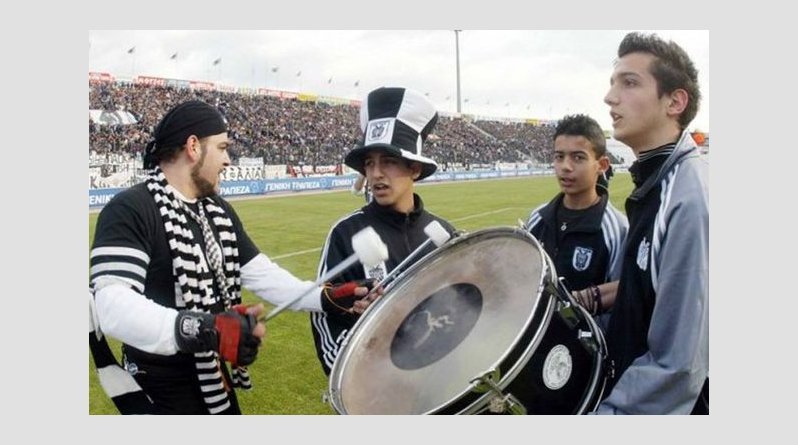 Οταν ο Αθανασιάδης ήταν οπαδός και χτυπούσε το τύμπανο στην Τούμπα [εικόνα] | iefimerida.gr 0