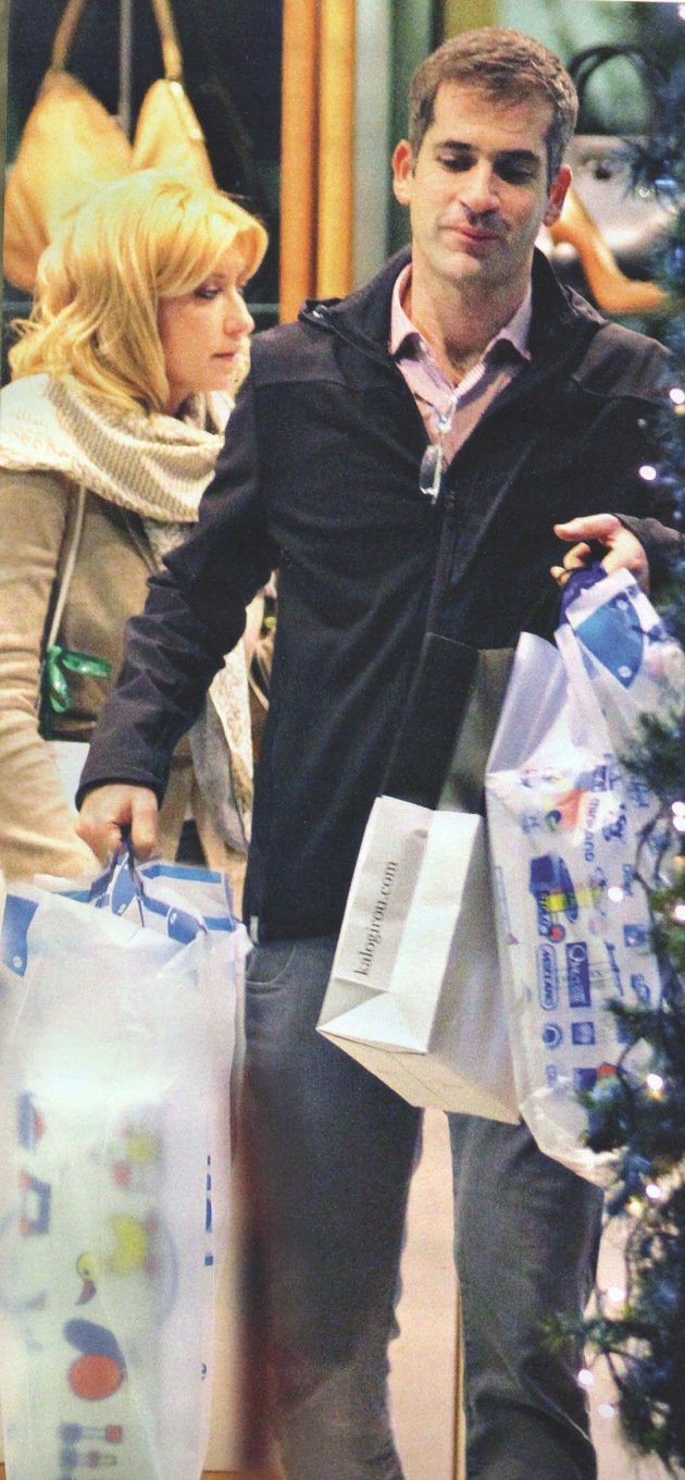  Σία Κοσιώνη και Κώστας Μπακογιάννης: Αγκαλιασμένοι πάνω σε βέσπα μετά τις χριστουγεννιάτικες αγορές τους [εικόνες] | iefimerida.gr 1