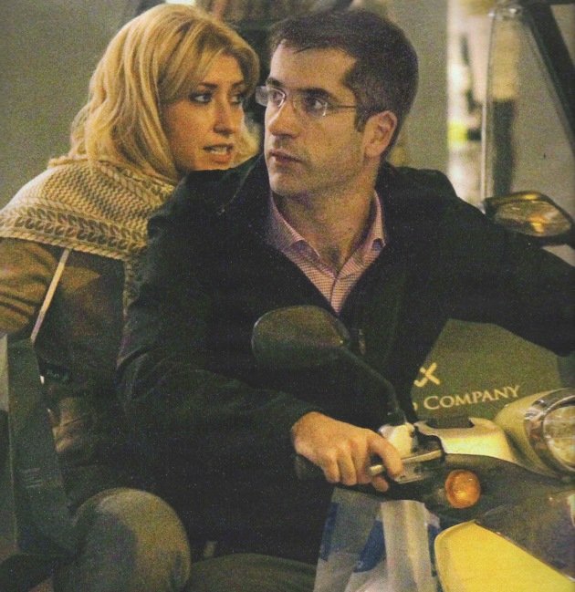  Σία Κοσιώνη και Κώστας Μπακογιάννης: Αγκαλιασμένοι πάνω σε βέσπα μετά τις χριστουγεννιάτικες αγορές τους [εικόνες] | iefimerida.gr 0