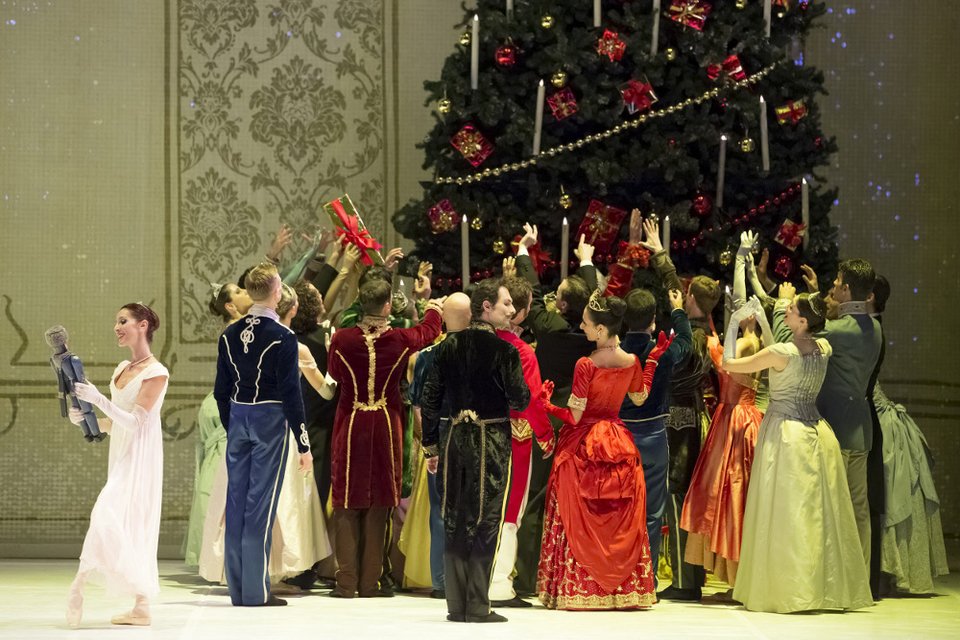 O Kαρυοθραύστης που «σπάει ταμεία» έρχεται τα Χριστούγεννα στη Λυρική [εικόνες] | iefimerida.gr 1