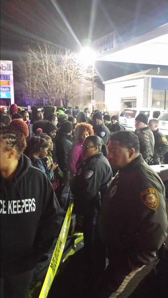 Αυτός είναι ο 18χρονος που πυροβόλησε αστυνομικός στο Φέργκιουσον -Κατέρρευσε η μητέρα του όταν τον αναγνώρισε [βίντεο & εικόνες] | iefimerida.gr 14