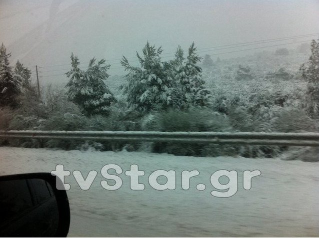 Χιονίζει ασταμάτητα στη Φθιώτιδα: Σε «παγοδρόμιο» έχει μετατραπεί η Εθνική Οδός [εικόνες] | iefimerida.gr 0