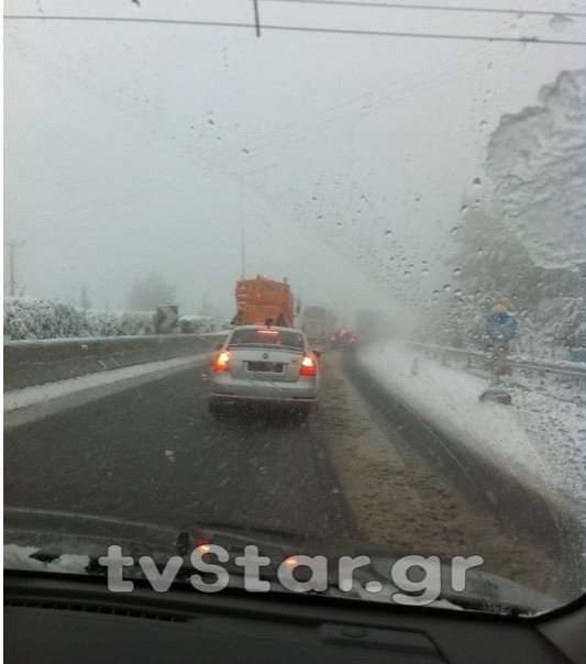 Χιονίζει ασταμάτητα στη Φθιώτιδα: Σε «παγοδρόμιο» έχει μετατραπεί η Εθνική Οδός [εικόνες] | iefimerida.gr 2