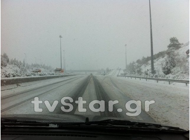 Χιονίζει ασταμάτητα στη Φθιώτιδα: Σε «παγοδρόμιο» έχει μετατραπεί η Εθνική Οδός [εικόνες] | iefimerida.gr 1