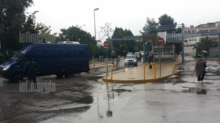 Kαταβεβλημένος, αξύριστος, με κοντομάνικο και ένα ποτήρι καφέ στο χέρι ο Νίκος Ρωμανός εξέρχεται από το νοσοκομείο [εικόνες] | iefimerida.gr 2