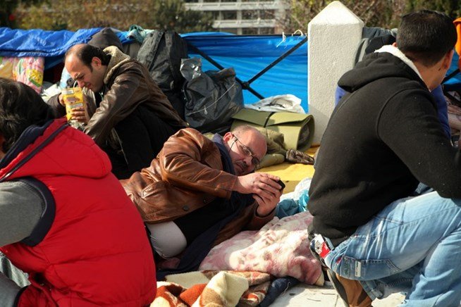 Ο Μιχελογιαννάκης σε sleeping bag, στην πλατεία Συντάγματος -Ξεκίνησε την απεργία πείνας [εικόνες] | iefimerida.gr 4