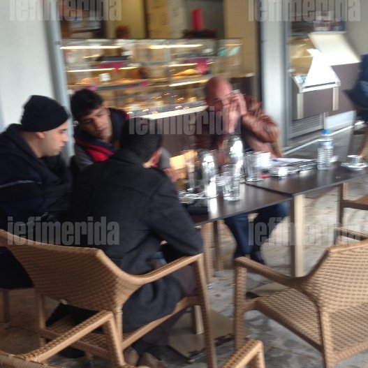  Η βροχή έδιωξε τον Μιχελογιαννάκη -Αφησε την απεργία πείνας και πήγε για καφέ [εικόνες] | iefimerida.gr 1