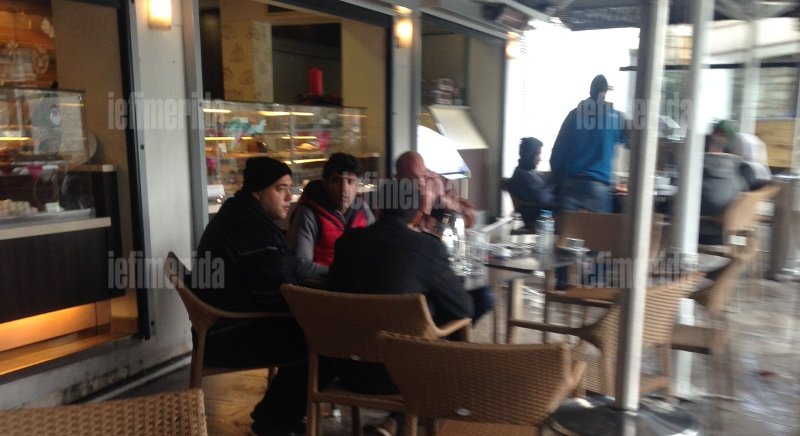  Η βροχή έδιωξε τον Μιχελογιαννάκη -Αφησε την απεργία πείνας και πήγε για καφέ [εικόνες] | iefimerida.gr 0