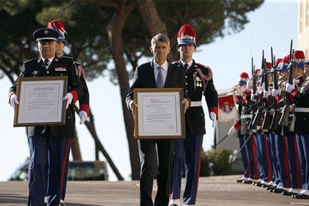 Τρελοί πανηγυρισμοί στο Μονακό για τα δίδυμα -Ο περίεργος νόμος διαδοχής που εκτοπίζει από τον θρόνο το κοριτσάκι που γεννήθηκε πρώτο και τα νόθα παιδιά του Αλβέρτου [εικόνες] | iefimerida.gr 12