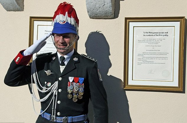 Τρελοί πανηγυρισμοί στο Μονακό για τα δίδυμα -Ο περίεργος νόμος διαδοχής που εκτοπίζει από τον θρόνο το κοριτσάκι που γεννήθηκε πρώτο και τα νόθα παιδιά του Αλβέρτου [εικόνες] | iefimerida.gr 15