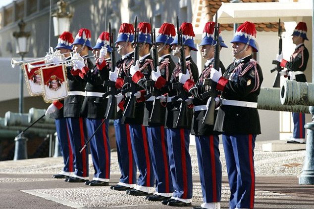 Τρελοί πανηγυρισμοί στο Μονακό για τα δίδυμα -Ο περίεργος νόμος διαδοχής που εκτοπίζει από τον θρόνο το κοριτσάκι που γεννήθηκε πρώτο και τα νόθα παιδιά του Αλβέρτου [εικόνες] | iefimerida.gr 16