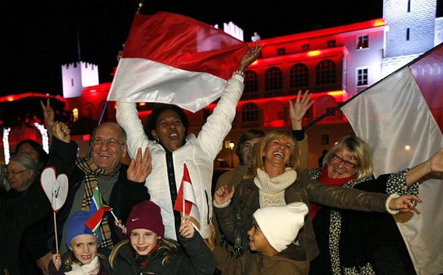 Τρελοί πανηγυρισμοί στο Μονακό για τα δίδυμα -Ο περίεργος νόμος διαδοχής που εκτοπίζει από τον θρόνο το κοριτσάκι που γεννήθηκε πρώτο και τα νόθα παιδιά του Αλβέρτου [εικόνες] | iefimerida.gr 5