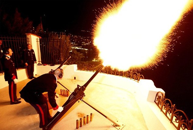 Τρελοί πανηγυρισμοί στο Μονακό για τα δίδυμα -Ο περίεργος νόμος διαδοχής που εκτοπίζει από τον θρόνο το κοριτσάκι που γεννήθηκε πρώτο και τα νόθα παιδιά του Αλβέρτου [εικόνες] | iefimerida.gr 8