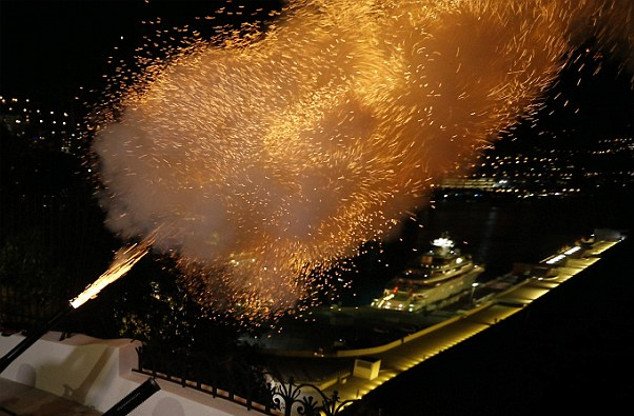 Τρελοί πανηγυρισμοί στο Μονακό για τα δίδυμα -Ο περίεργος νόμος διαδοχής που εκτοπίζει από τον θρόνο το κοριτσάκι που γεννήθηκε πρώτο και τα νόθα παιδιά του Αλβέρτου [εικόνες] | iefimerida.gr 9