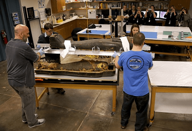 Εκπληκτικό: Ανοιξαν σαρκοφάγο 2.500 ετών -Η άψογα διατηρημένη μούμια και τα δάχτυλα που έμειναν αναλλοίωτα [εικόνες & βίντεο] | iefimerida.gr 5