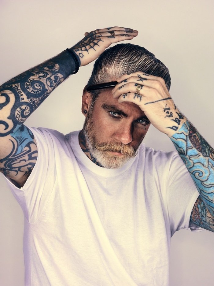 Ωραίοι μουσάτοι φωτογραφίζονται για καλό σκοπό [εικόνες] | iefimerida.gr 5