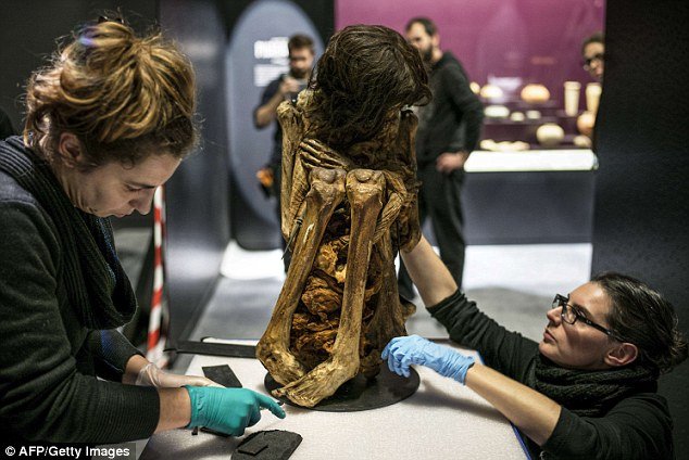 Εκπληκτικό: Αψογα διατηρημένη μούμια γυναίκας 1.000 ετών σε εμβρυακή στάση -Αθικτα τα μαλλιά και τα δάχτυλα [εικόνες] | iefimerida.gr 2