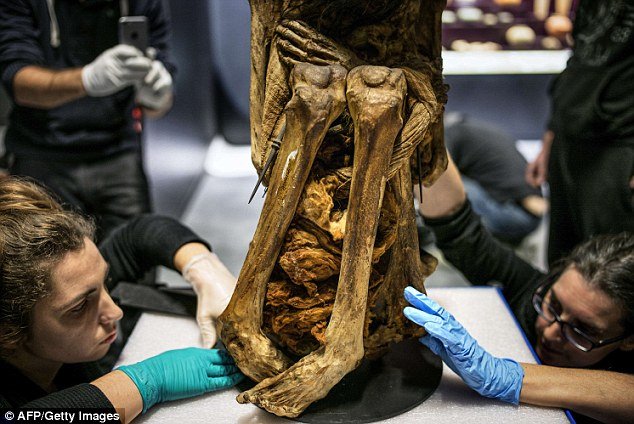 Εκπληκτικό: Αψογα διατηρημένη μούμια γυναίκας 1.000 ετών σε εμβρυακή στάση -Αθικτα τα μαλλιά και τα δάχτυλα [εικόνες] | iefimerida.gr 1