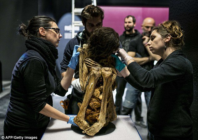 Εκπληκτικό: Αψογα διατηρημένη μούμια γυναίκας 1.000 ετών σε εμβρυακή στάση -Αθικτα τα μαλλιά και τα δάχτυλα [εικόνες] | iefimerida.gr 0