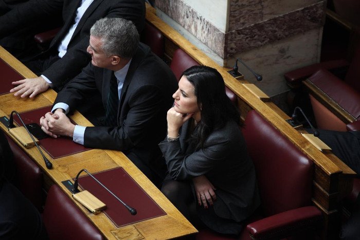 Το backstage της ψηφοφορίας στη Βουλή -Τα φιλιά στον Καραμανλή, τα γελάκια και οι βουλευτίνες με τα χρωματιστά φορέματα [εικόνες] | iefimerida.gr 13