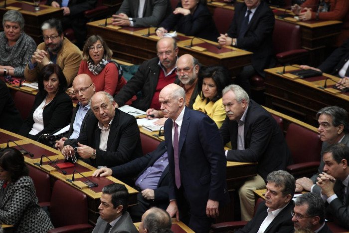 Το backstage της ψηφοφορίας στη Βουλή -Τα φιλιά στον Καραμανλή, τα γελάκια και οι βουλευτίνες με τα χρωματιστά φορέματα [εικόνες] | iefimerida.gr 19