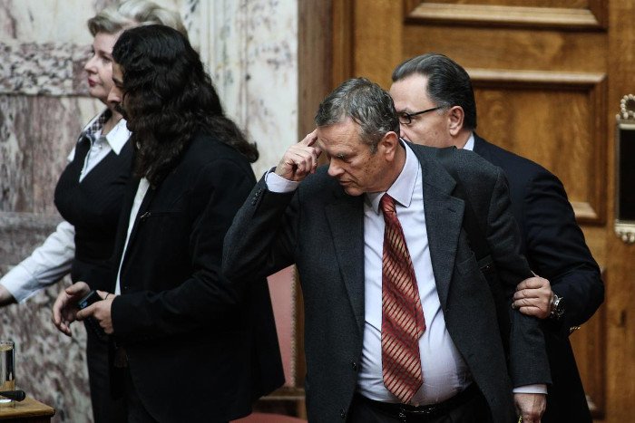 Το backstage της ψηφοφορίας στη Βουλή -Τα φιλιά στον Καραμανλή, τα γελάκια και οι βουλευτίνες με τα χρωματιστά φορέματα [εικόνες] | iefimerida.gr 4