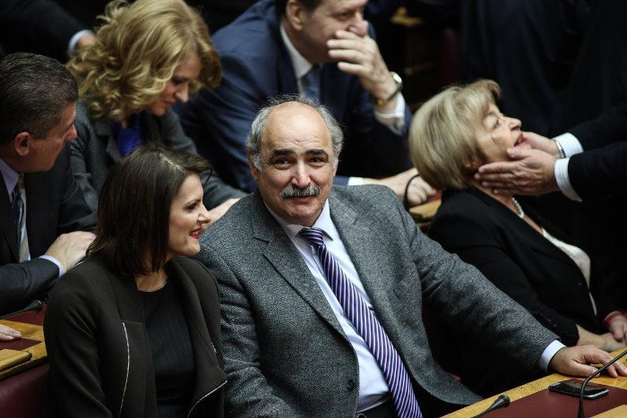 Το backstage της ψηφοφορίας στη Βουλή -Τα φιλιά στον Καραμανλή, τα γελάκια και οι βουλευτίνες με τα χρωματιστά φορέματα [εικόνες] | iefimerida.gr 20